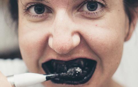 Houtskooltandpasta blijkt dan toch niet zo goed voor je gebit