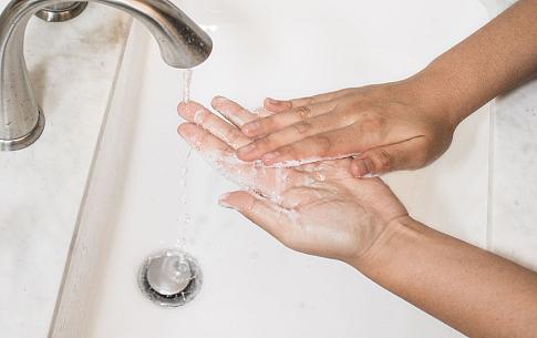 Hoe handen te wassen volgens het RIVM